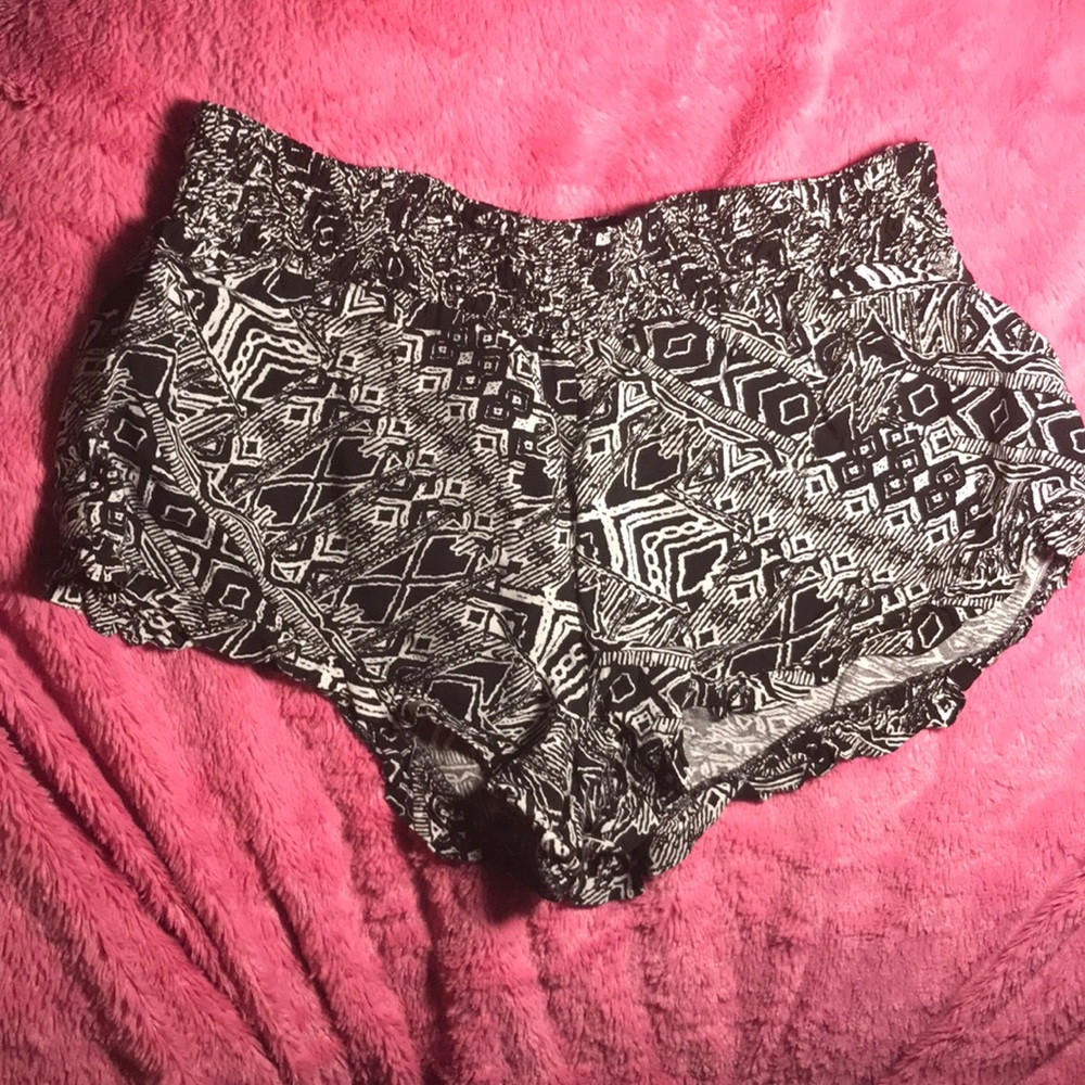 Wet Seal Black and White Print Shorts Size Medium